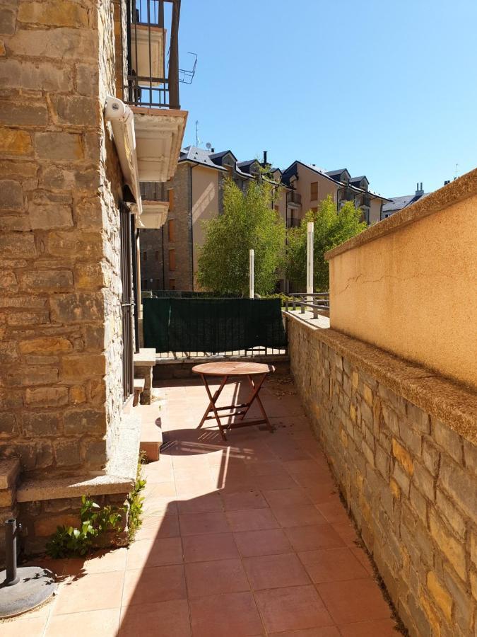 Vut Consejo De Cientos Apartment Jaca Bagian luar foto